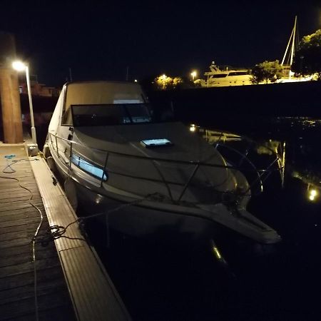 Sejour Insolite Sur Un Yacht. Bateau Hotel A Quai. La Rochelle  Exterior photo